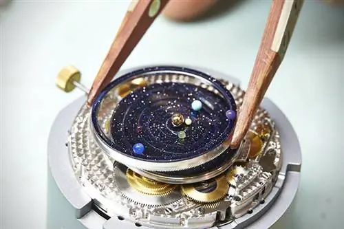 Часы Midnight Planetarium показывают время через Солнечную систему