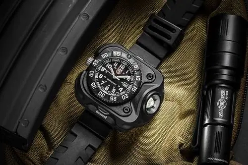 Наручный фонарь SureFire 2211 Luminox