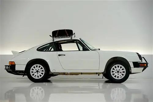 Блок аукциона: раллийный автомобиль Porsche Carrera 1985 года выпуска