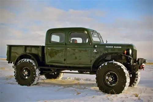 Устаревший 4-дверный универсал Power Wagon