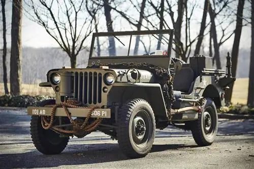 Блок аукциона: джип Willys 1943 года с прицепом