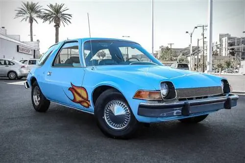 Блок аукциона: Wayne’s World 1976 AMC Pacer