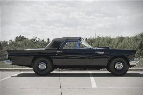 Блок аукциона: 1957 Ford Thunderbird F-Bird