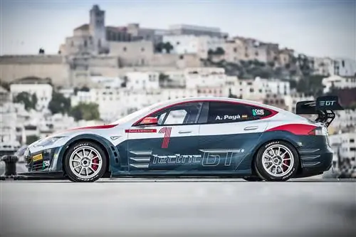 Гоночная машина Tesla Model S