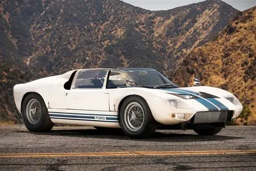 Блок аукциона: Ford GT 40 Roadster 1965 г