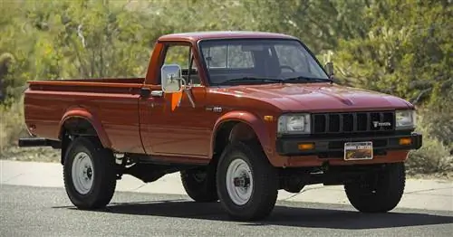 Блок аукциона: Пикап Toyota 1983 года 4&215;4