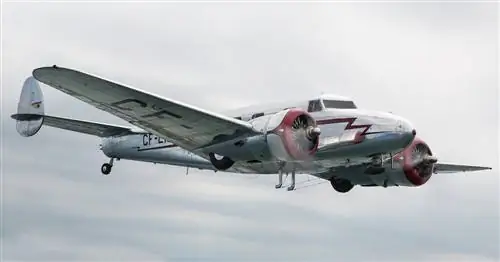 Путешествуйте по небу стильно на авиалайнере Lockheed 12 1937 года выпуска