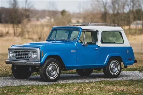 Блок аукциона: Jeep Commando 1972 года