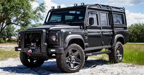 Этот ECD Land Rover Defender оснащен двигателем Corvette LS3 V8 мощностью 565 л.с