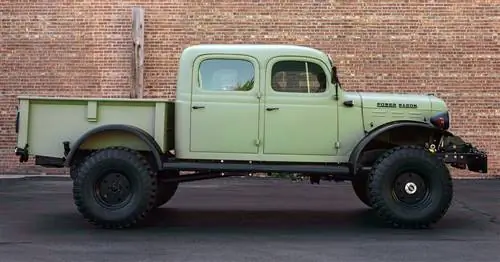 Блок аукциона: Dodge Power Wagon 1949 года от Legacy Classic
