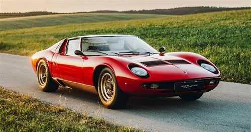Круиз на закате в этом безупречном Lamborghini Miura