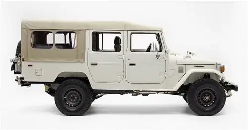 Компания FJ построила первый в мире 4-дверный автомобиль ‘ Troopy’ Лэнд Крузер