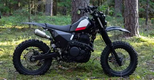 Отличается от’ Honda NX650 Dominator чувствует себя как дома на лесной тропе