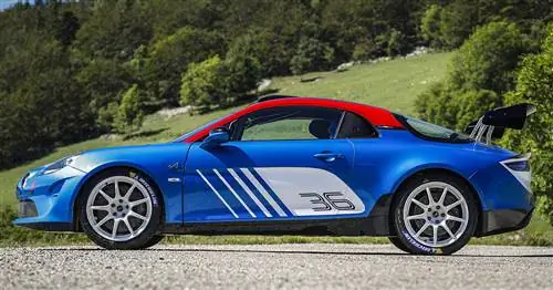 Alpine выезжает на трассу на 300-сильном раллийном автомобиле A110