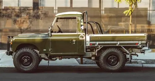 Стильный внедорожник на борту этого отреставрированного винтажного пикапа Land Rover 4&215;4