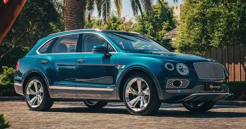 Bentley’s Гибридный внедорожник Bentayga со скоростью 158 миль в час прибывает в США