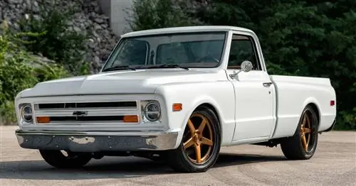 Этот модернизированный Chevrolet C10 представляет собой обновленный ретро-пикап Restomod