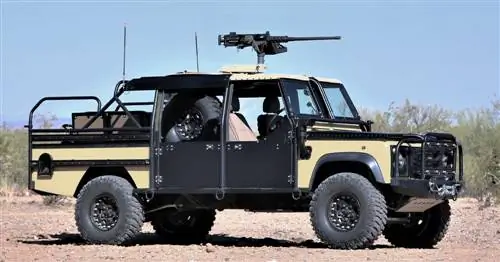 Этот изготовленный на заказ Land Rover Defender военного назначения полностью разрешен для использования на дорогах общего пользования