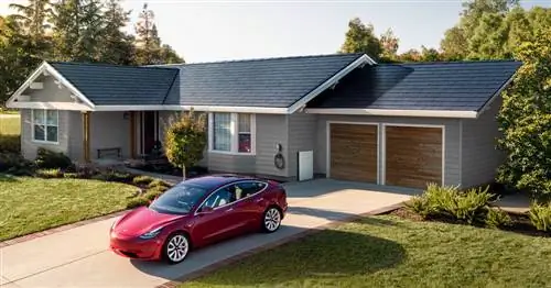 Tesla’s Незаметная крыша на солнечных батареях может питать ваш дом и заряжать ваш автомобиль
