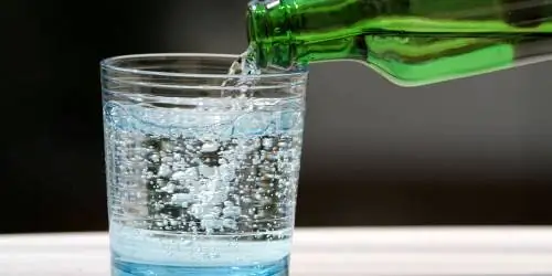 Газированная вода повышает кислотность желудка