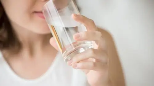 Какую воду пить: холодную или теплую?