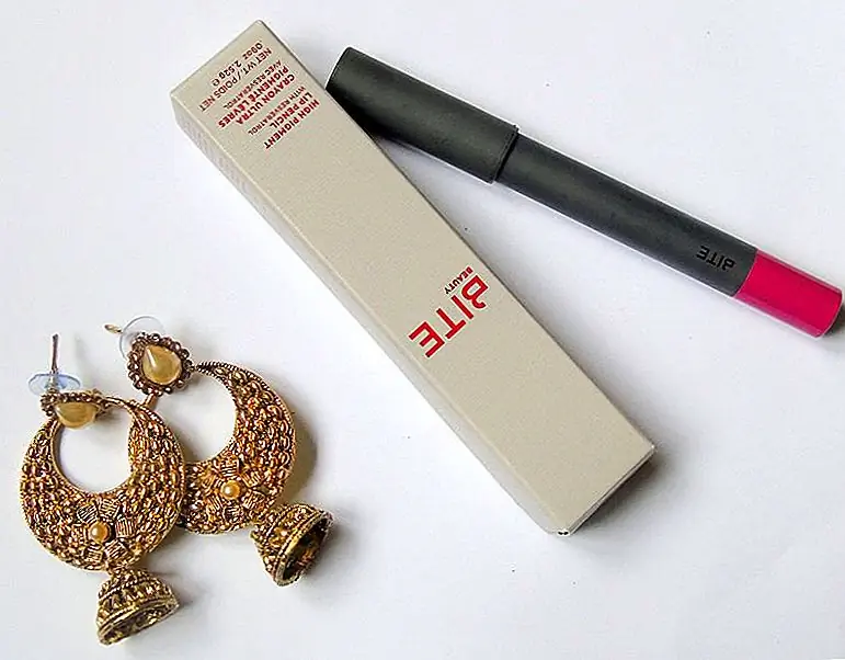 Bite Beauty High Pigment - это красивая слегка прорезиненная темно-серая упаковка для карандашей с цветным кольцом внизу. Также есть внешняя серая картонная коробка с информацией о продукте, списке ингредиентов и названием оттенка. Это карандаш с круткой, который очень удобен в использовании и как отсутствие продукта от заточки. Общая упаковка - это класс с этим продуктом.