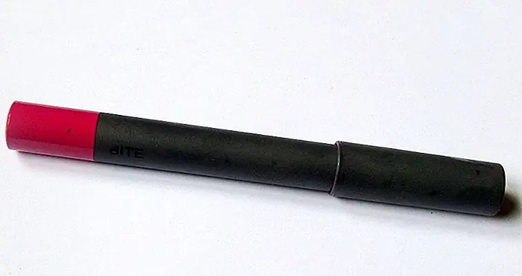 Bite предлагает огромное количество оттенков в своей пигментной губной карандашной линии. Как большинство из вас, вероятно, уже знают, Bite Beauty - это канадская компания, которая использует пищевые ингредиенты для приготовления своих продуктов для губ. У них также есть «Lip Lab» в Нью-Йорке, который позволяет вам настроить собственную помаду, которая мечтает о мечтах макияжа. Айва - великолепная розовая оттеночка fuschia. Цвет очень лестный, и вам не нужно много работать над глазами или щеками, так как цвет будет очень привлекать все внимание. Цвет также повсеместно льстит и будет выглядеть на следующем уровне.