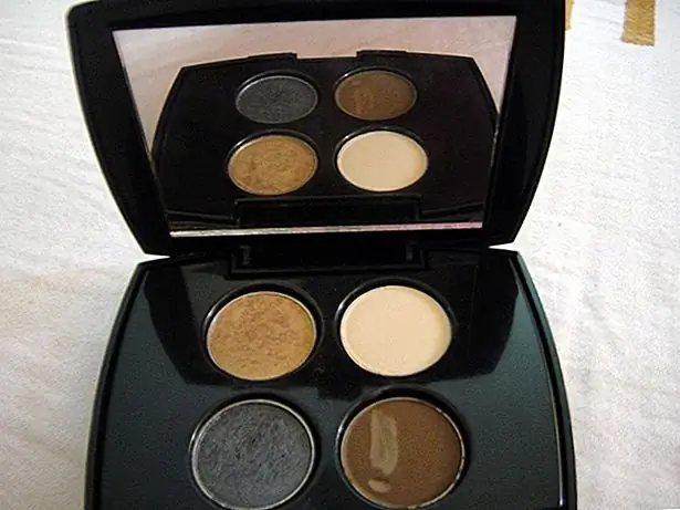 Это мини-комплект для теней для глаз, который имеет 4 оттенка Latte (Matte), Burnt Sand (Shimmer), Faux Pas (матовый), New Blue (Metallic). Среди четырех, единственный оттенок, который я мог бы попробовать, - это Burnt Sand. У этого есть очень легкие мерцания, которые не очень очевидны. Остальные цвета едва заметны. Это было так же сильно, как моя предыдущая Lancome Eye Shadow. Даже после использования хорошей базы цвет не показывает много. Он слишком светлый, не только для меня, но я думаю, для любого тона кожи. Это мини-комплект для теней для глаз, который имеет 4 оттенка Latte (Matte), Burnt Sand (Shimmer), Faux Pas (матовый), New Blue (Metallic). Среди четырех, единственный оттенок, который я мог бы попробовать, - это Burnt Sand. У этого есть очень легкие мерцания, которые не очень очевидны. Остальные цвета едва заметны. Это было так же сильно, как моя предыдущая Lancome Eye Shadow. Даже после использования хорошей базы цвет не показывает много. Он слишком светлый, не только для меня, но я думаю, для любого тона кожи.