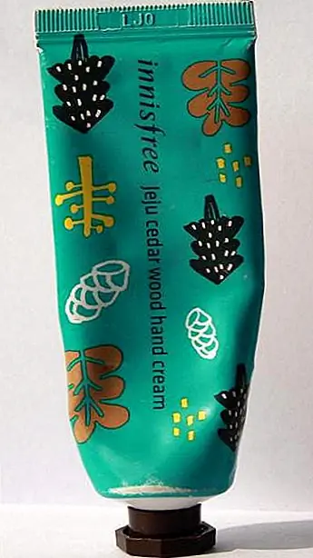 Я уже пробовал еще один крем для рук от Innisfree ранее - крем для рук Innisfree Jeju Narcissus. Мне понравился этот аромат, но я люблю его еще больше. Для меня крем для рук необходим, потому что у меня есть домашнее животное, поэтому мне нужно постоянно мыть руки. Innisfree известна своими уникальными ароматами, и это оправдано. Запах настолько свежий и омолаживающий, когда кто-нибудь из моих друзей пытается это сделать, они тоже очень любят его. Аромат напоминает мне лес в дождливый день. Это очень успокаивающее и успокаивающее. У этого есть немного мускусного оттенка. Аромат вдохновлен усаженной деревьями улицей на острове Чеджу, где стоят широкие просторы кедровых деревьев. Это отличный аромат для тех, кто скучает от фруктовых и цветочных ароматов и хочет попробовать что-то новое и освежающее. Я уже пробовал еще один крем для рук от Innisfree ранее - крем для рук Innisfree Jeju Narcissus. Мне понравился этот аромат, но я люблю его еще больше. Для меня крем для рук необходим, потому что у меня есть домашнее животное, поэтому мне нужно постоянно мыть руки. Innisfree известна своими уникальными ароматами, и это оправдано. Запах настолько свежий и омолаживающий, когда кто-нибудь из моих друзей пытается это сделать, они тоже очень любят его. Аромат напоминает мне лес в дождливый день. Это очень успокаивающее и успокаивающее. У этого есть немного мускусного оттенка. Аромат вдохновлен усаженной деревьями улицей на острове Чеджу, где стоят широкие просторы кедровых деревьев. Это отличный аромат для тех, кто скучает от фруктовых и цветочных ароматов и хочет попробовать что-то новое и освежающее.