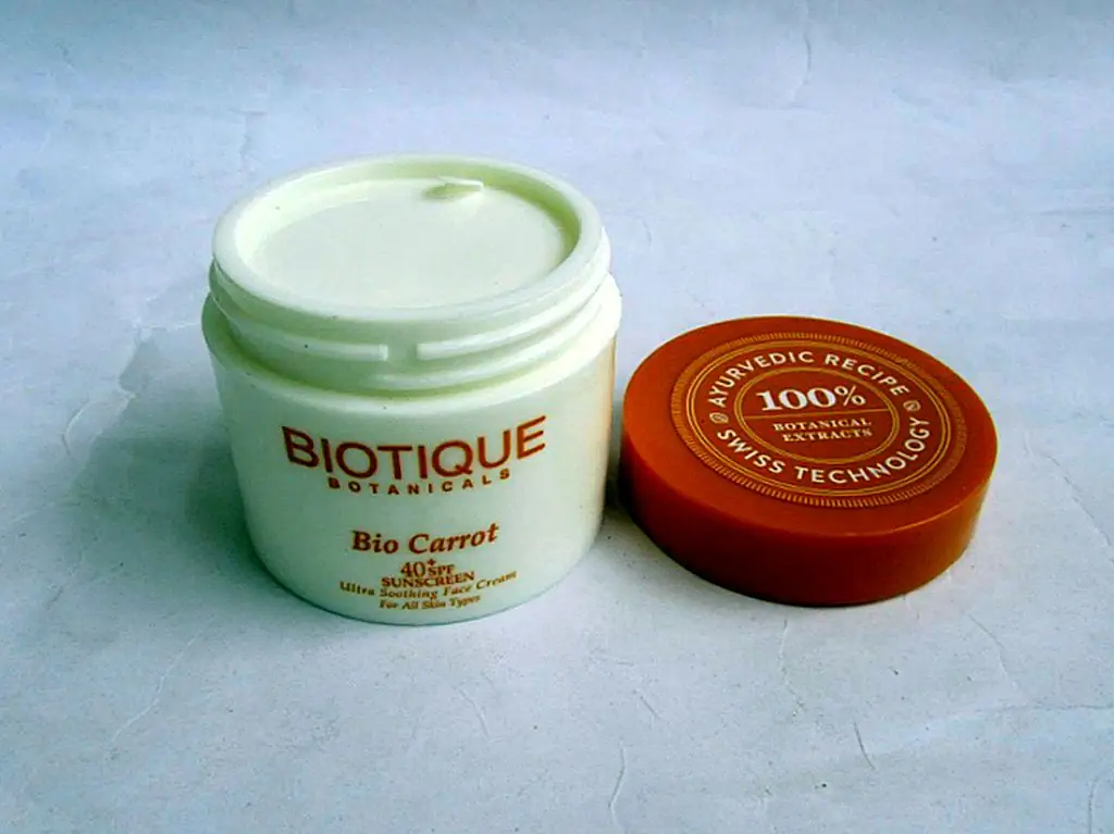 Biotique Bio Carrot 40+ SPF UVA / UVB Солнцезащитный крем Ultra Успокаивающий крем для лица