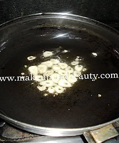  - Положите в него томатное пюре и добавьте соль по вкусу.