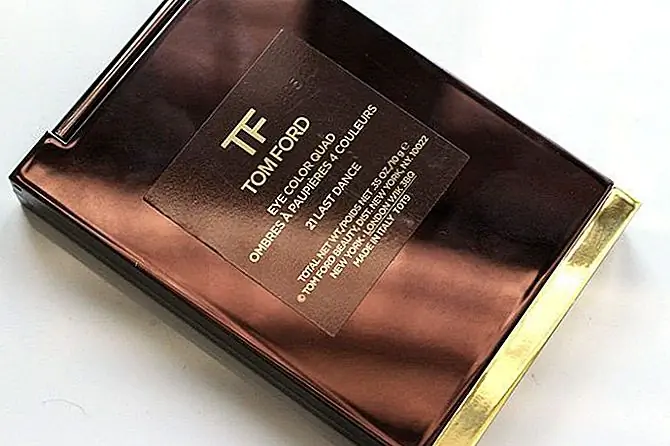 Мой опыт с Tom Ford Color Palette Last Dance Это моя вторая палитра теней для век от Тома Форда. Первый - титановый дым, и это довольно блестящий. Хотя я знал, что уже собирал победителя, но цвета в палитре были настолько привлекательными для меня. Хаки, глубокий оливковый зеленый, и этот мерцающий синий … Я имею в виду, что это одна черта захватывающей палитры. Упаковка - великолепная бронза и золото. У меня есть два маленьких аппликатора. Я ни о чем не беспокоюсь о них, но они полезны в чрезвычайных ситуациях … просто в случае. Я также лично люблю палитры, потому что их легче переносить. Плюс большинство из них имеют согласованные цвета цвета, поэтому вам не нужно много раздумывать над тем, как разрабатывать внешний вид для глаз. 😀 Мой опыт с Tom Ford Color Palette Last Dance Это моя вторая палитра теней для век от Тома Форда. Первый - титановый дым, и это довольно блестящий. Хотя я знал, что уже собирал победителя, но цвета в палитре были настолько привлекательными для меня. Хаки, глубокий оливковый зеленый, и этот мерцающий синий … Я имею в виду, что это одна черта захватывающей палитры. Упаковка - великолепная бронза и золото. У меня есть два маленьких аппликатора. Я ни о чем не беспокоюсь о них, но они полезны в чрезвычайных ситуациях … просто в случае. Я также лично люблю палитры, потому что их легче переносить. Плюс большинство из них имеют согласованные цвета цвета, поэтому вам не нужно много раздумывать над тем, как разрабатывать внешний вид для глаз. 😀