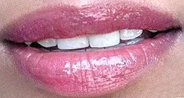 Глянцевое добавило свечение и блеск к моему лицу. 🙂 Этот Clinique Long Last Glosswear полностью изменил мои чувства к блескам губ. Глянцевое добавило свечение и блеск к моему лицу. 🙂 Этот Clinique Long Last Glosswear полностью изменил мои чувства к блескам губ.