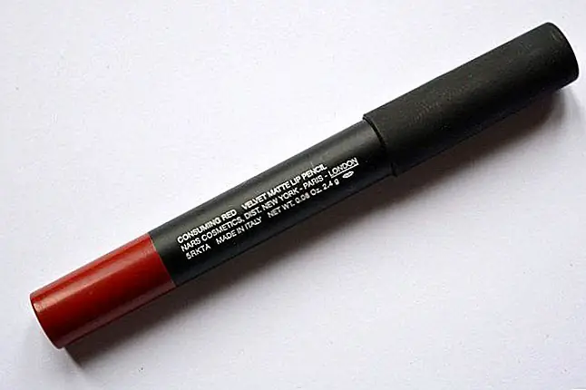 Карандаш для губ NARS - одна из моих любимых формул карандаша для губ. Это похоже на гигантский карандаш, который покрывает большую площадь одним ударом и занимает меньше времени, чтобы покрыть все губы, в отличие от обычных губных карандашей. Композиция губчатого карандаша для губ с манжетами NARS просто потрясающая. Он предлагает матовую отделку без высыхания губ. Он легко скользит и чувствует себя очень легким и удобным на губах. Карандаш для губ NARS - одна из моих любимых формул карандаша для губ. Это похоже на гигантский карандаш, который покрывает большую площадь одним ударом и занимает меньше времени, чтобы покрыть все губы, в отличие от обычных губных карандашей. Композиция губчатого карандаша для губ с манжетами NARS просто потрясающая. Он предлагает матовую отделку без высыхания губ. Он легко скользит и чувствует себя очень легким и удобным на губах.