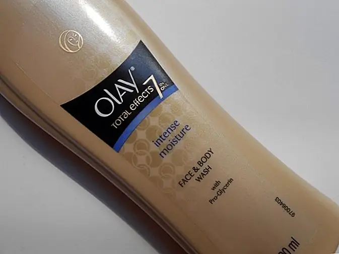 Мытье тела входит в одну фирменную упаковку Olay Total Effects Range. Гладкая пластиковая бутылка имеет черную верхнюю крышку, которая надежно защищает бутылку от утечек и удобна для путешествий. Бутылка имеет всю необходимую информацию о продукте, напечатанную на ней. В целом, упаковка хорошая, прочная и удобная для путешествий.