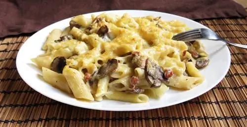 Гратен из макарон с ветчиной и грибами