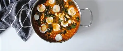 Нут со шпинатом и вареным яйцом
