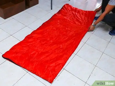 Сверните спальный мешок, шаг 2