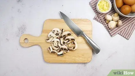 Приготовить омлет с грибами, шаг 1