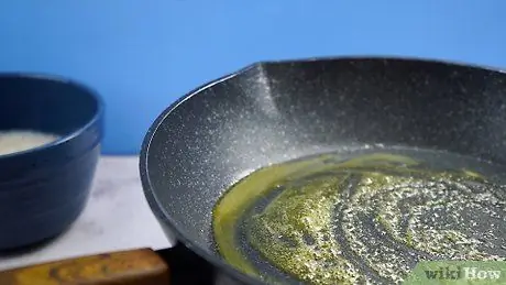 Приготовить омлет с грибами, шаг 2