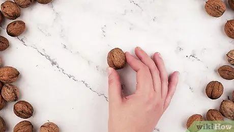 Раскройте черные грецкие орехи, шаг 2