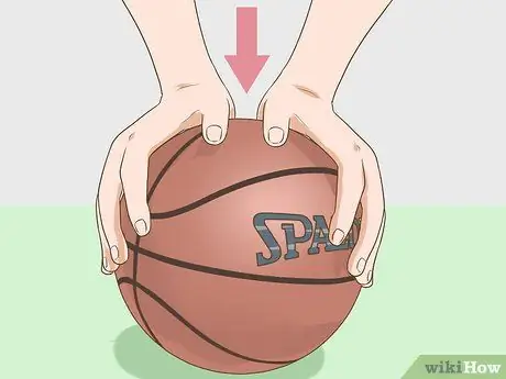 Прокачайте баскетбольный мяч Spalding Neverflat Step 10