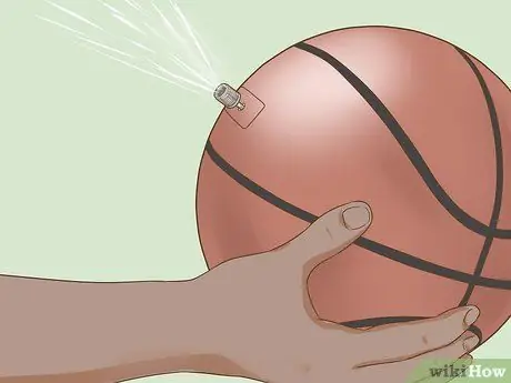 Прокачайте баскетбольный мяч Spalding Neverflat Step 11