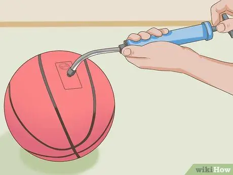 Прокачайте баскетбольный мяч Spalding Neverflat, шаг 3