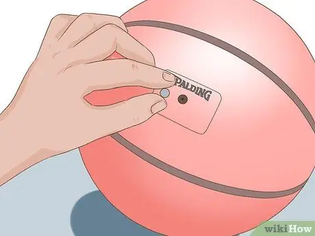 Прокачайте баскетбольный мяч Spalding Neverflat Step 6