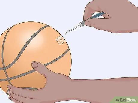 Прокачайте баскетбольный мяч Spalding Neverflat Step 7