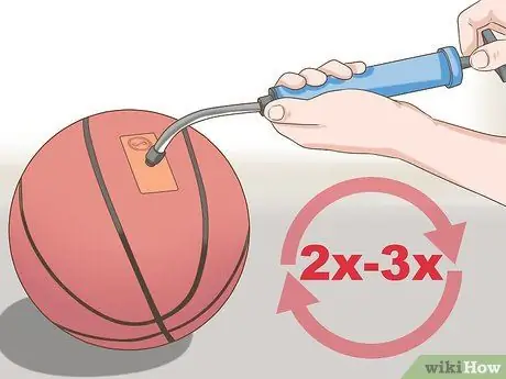 Прокачайте баскетбольный мяч Spalding Neverflat Step 8