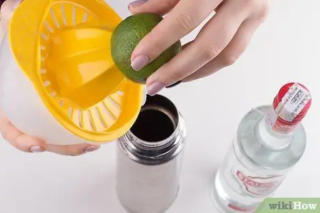 Сделайте водку Gimlet Шаг 4 Сделайте водку Gimlet Шаг 4