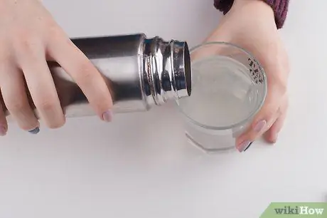 Сделайте водку Gimlet Шаг 6 Сделайте водку Gimlet Шаг 6
