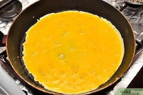Приготовить омлет с лососем Шаг 7